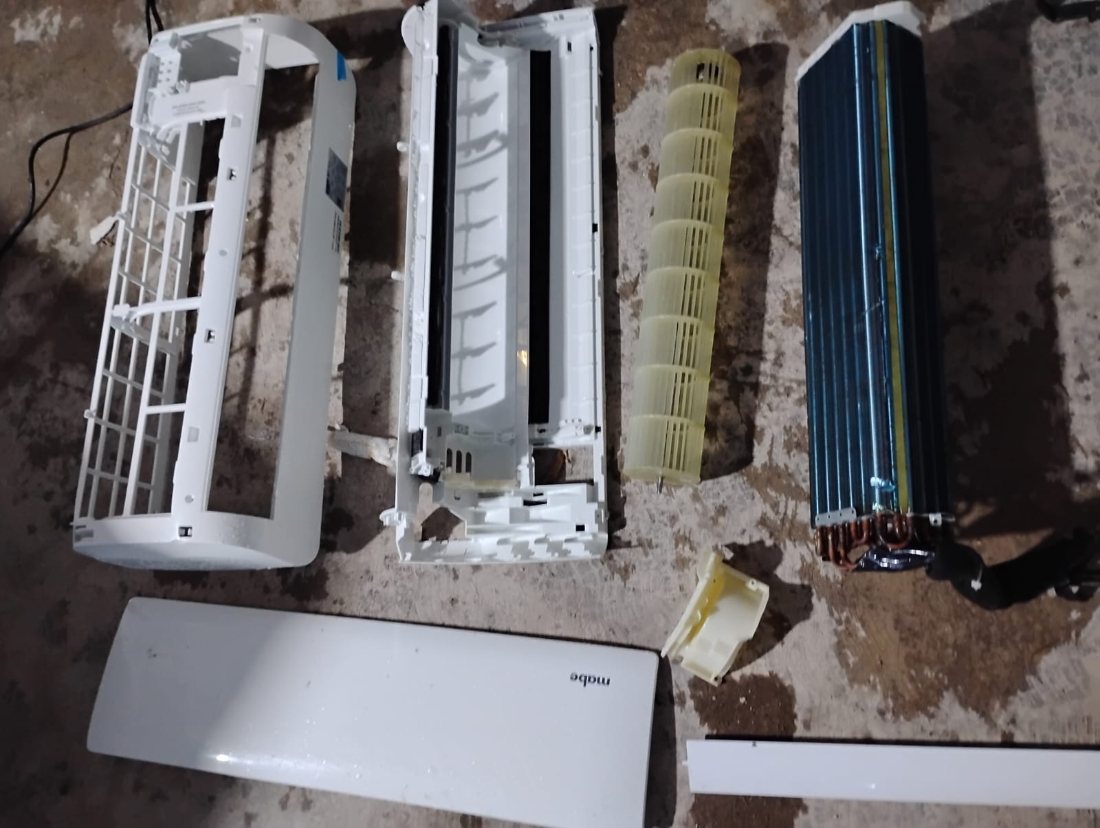 Piezas desmontadas de un equipo de aire acondicionado