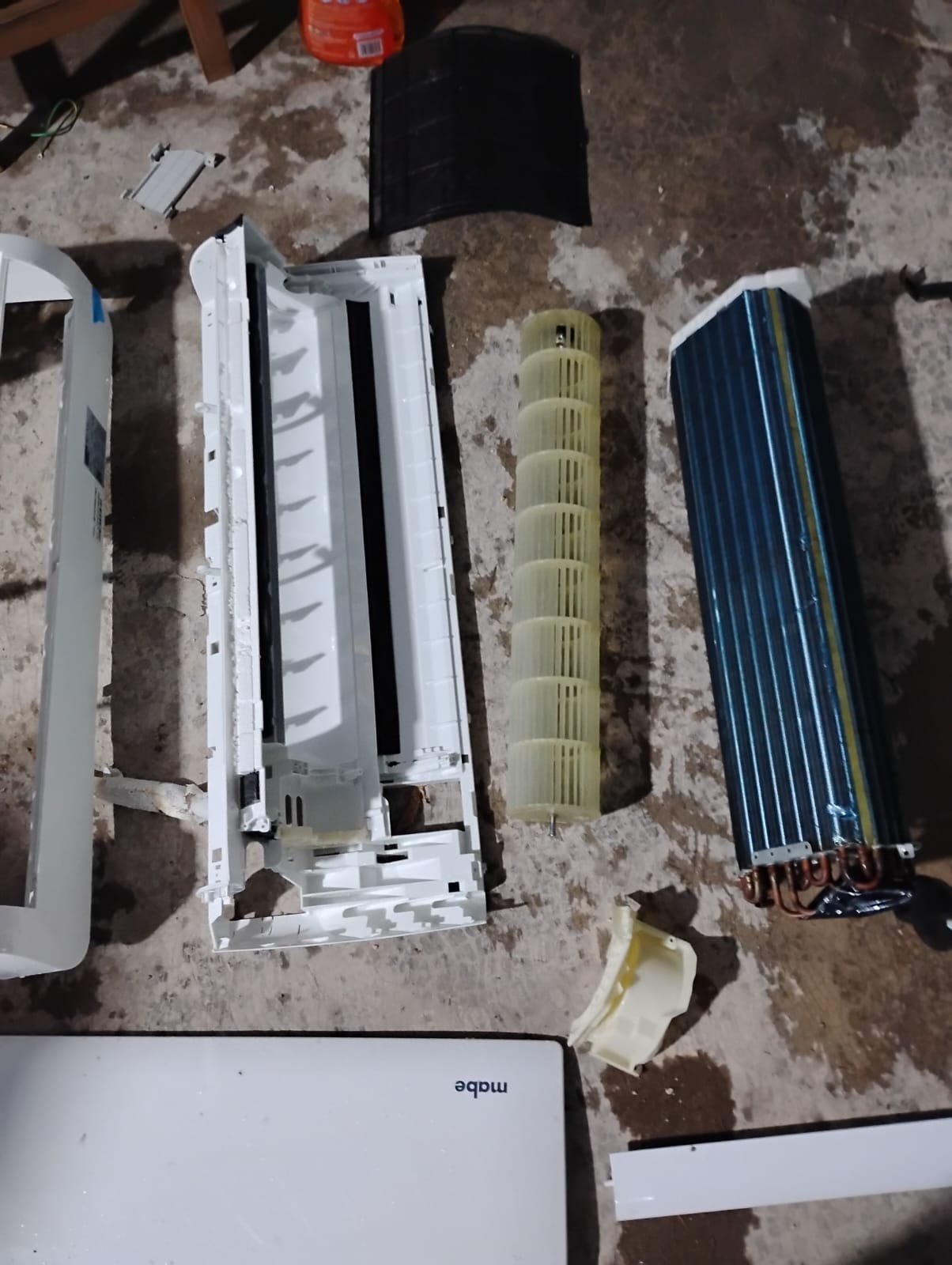 Unidad de aire acondicionado abierta durante un trabajo